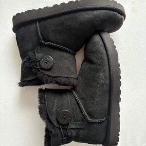 Black UGG boots with button US 7